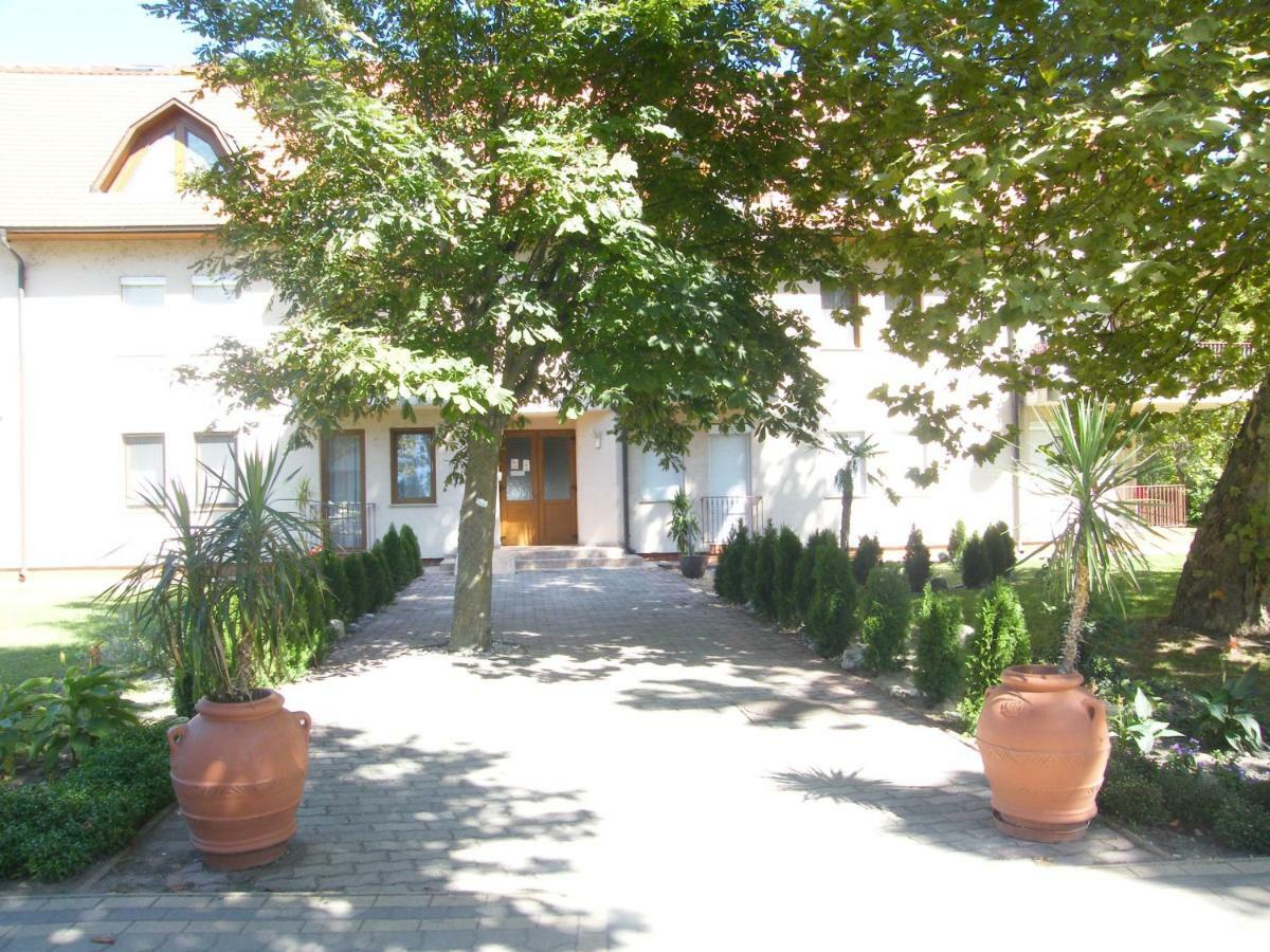 Park Setany Apartman Balatonlelle Bagian luar foto